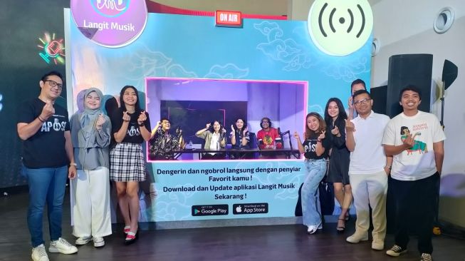 Andre Taulany bersama sejumlah artis seperti Kiky Saputri dan Hesty Purwadinata di acara perkenalan program baru di tiga platform digital Telkomsel: Langit Musik, MAXstream, dan Dunia Games. [dokumentasi pribadi]