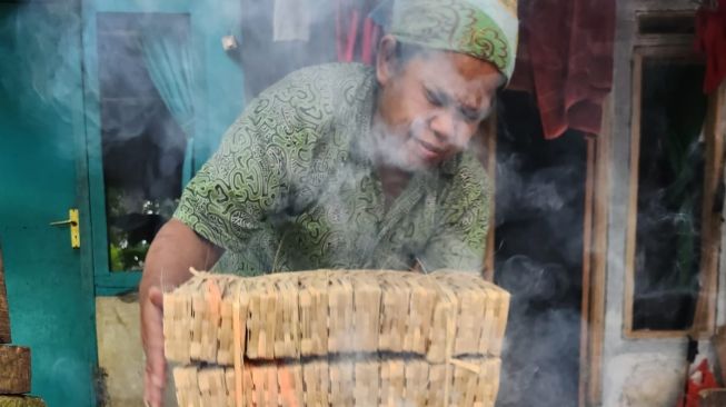 Besek Ikan, Anyaman Bambu Turun Temurun Andalan Sebagian Warga Desa Bojong Murni