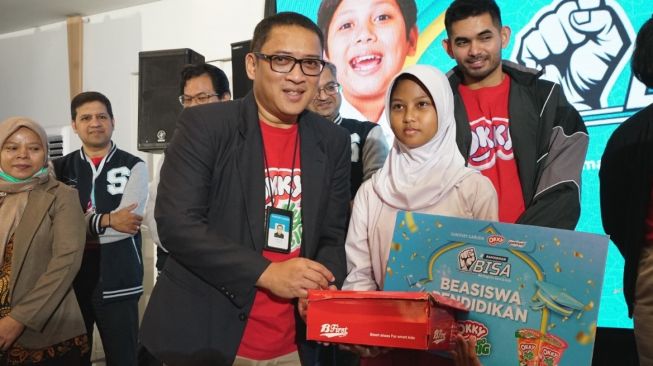 Okky dan Good Mood Beri Beasiswa Pendidikan dan Sepatu bagi 2.000 Anak Indonesia