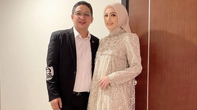 Blusukan di Jakarta Barat Bareng Istri, Penampilan Pasha Ungu jadi Sorotan