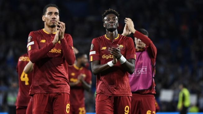 Penyerang AS Roma asal Inggris Tammy Abraham (kanan) dan bek Roma asal Inggris Chris Smalling (kiri) bertepuk tangan pada akhir pertandingan leg kedua babak 16 besar Liga Eropa UEFA antara Real Sociedad vs AS Roma di stadion Reale Arena di San Sebastian pada 16 Maret, 2023. Laga ini berakhir imbang tanpa gol tetapi AS Roma berhak lolos ke perempat final karena unggul agregat 2-0.ANDER GILLENEA / AFP.