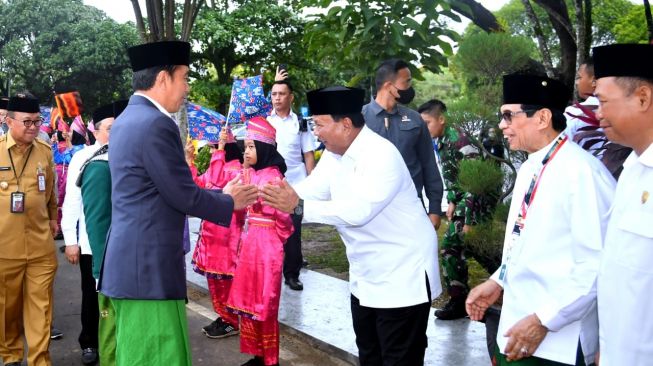 Presiden Joko Widodo atau Jokowi dan Menhan Prabowo Subianto menghadiri acara Istighosah dan Doa Bersama Rabithah Melayu-Banjar di Kalimantan Selatan, Jumat (17/3/2023). [Foto: Rusman - Biro Pers Sekretariat Presiden]