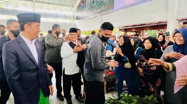 Diajak Blusukan ke Pasar Lagi, Jokowi Tertawa Lihat Prabowo Dipeluk Emak-emak