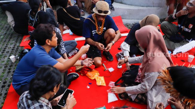 Pengunjung saat menghadiri Festival Suara Jernih Papua di Blok M, Jakarta Selatan, Jumat (17/3/2023). [Suara.com/Alfian Winanto]