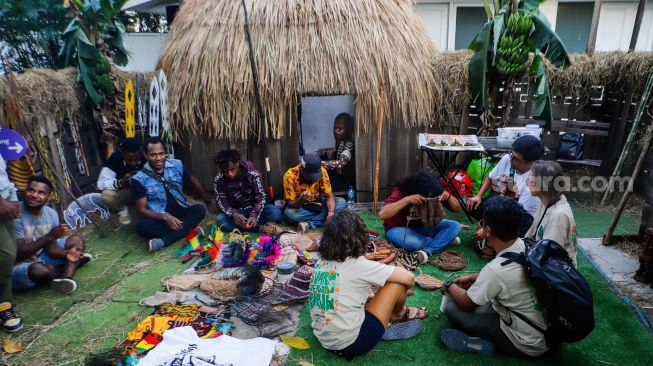 Pengunjung saat menghadiri Festival Suara Jernih Papua di Blok M, Jakarta Selatan, Jumat (17/3/2023). [Suara.com/Alfian Winanto]