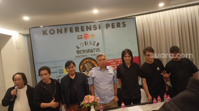 Once Mekel, Dwiki Dharmawan dan Andre Hehanusa di konferensi pers Konser Bersratus di kawasan Kemang, Jakarta Selatan pada Kamis (16/3/2023) [Suara.com/Rena Pangesti]