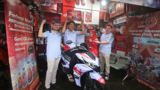 FOC Eka Motor menjadi salah satu Federal Oil Center sejak 2011, dan bertransformasi menjadi Federal Oil Center Spesialis Motor pada 2012, kini meraih bengkel rekanan terbaik penjual produk oli Federal Racing Matic [PT EMLI].