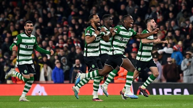 Para pemain Sporting Lisbon merayakan kemenangan atas Arsenal di leg kedua babak 16 besar Liga Eropa antara Arsenal vs Sporting Lisbon di Stadion Emirates di London pada 16 Maret 2023. Sporting Lisbon memenangkan pertandingan 5-3 melalui adu penalti.Glyn KIRK / AFP.