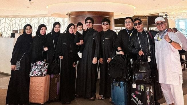 Potret Ameena umrah (Instagram/@attahalilintar)