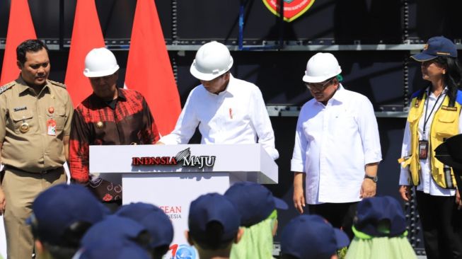 Presiden Joko Widodo meresmikan SPAM Regional Banjarbakula di Banjarbaru, Kalimantan Selatan, Jumat (17/3/2023). (Dok: Ditjen Cipta Karya)