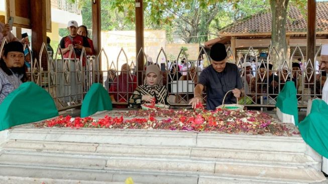 Nyadran ke Gresik, Ganjar Pranowo: Sunan Gresik Teladan Utama dalam Hal Menjalin Hubungan Antara Ulama dan Umara