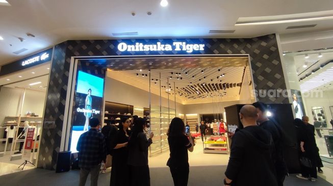 Pembukaan toko baru Onitsuka Tiger di Pakuwon Mall Jogja, Jumat (17/3/2023) malam. (Suara.com/Rima Sekarani)