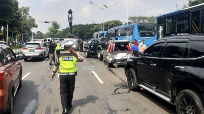 Kecelakaan Beruntun Lima Kendaraan di Bundaran Senayan, Diduga Sopir Pajero Mengantuk