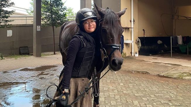 Aisha Hakim bersama kuda kesayangan. [Instagram]