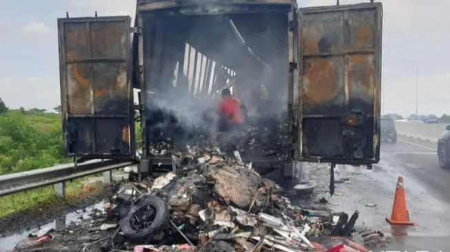 Truk Angkutan JNE Terbakar di Jalan Tol Palembang-Kayuagung, Paket Motor Listrik Ikut Terbakar