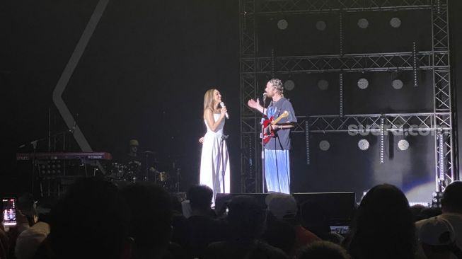 Duet Maut Johnny Stimson dan Gisella Anastasia di Panggung Jakarta Concert Week 2023