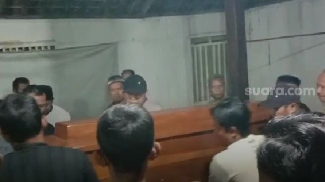 Isak Tangis Pecah Sambut Kedatangan Jenazah Syabda Perkasa Belawa di Mondokan Sragen