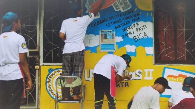 Anak-anak binaan membuat mural di Lembaga Pembinaan Khusus Anak (LPKA) II Jakarta, (17/3/2023). [Suara.com/Rakha]