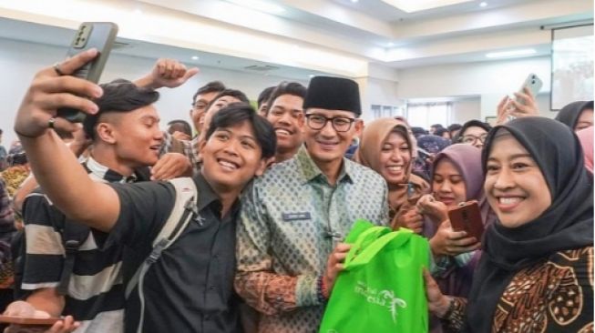 Salah satu momen kebersamaan Sandiaga Uno dengan masyarakat (Instagram/sandiagauno)