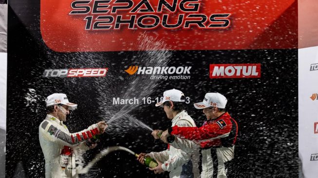 Para juara merayakan kemenangan seri perdana Audi Sport Asia tahun ini  [Audi Sport customer racing Asia].