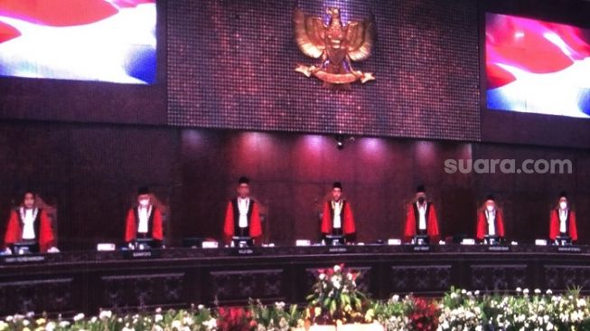 Presiden Jokowi menghadiri pengucapan sumpah jabatan Ketua dan Wakil Ketua Mahkamah Konstitusi (MK) yang akan disampaikan oleh Anwar Usman dan Saldi Asri. (Suara.com/Dea)