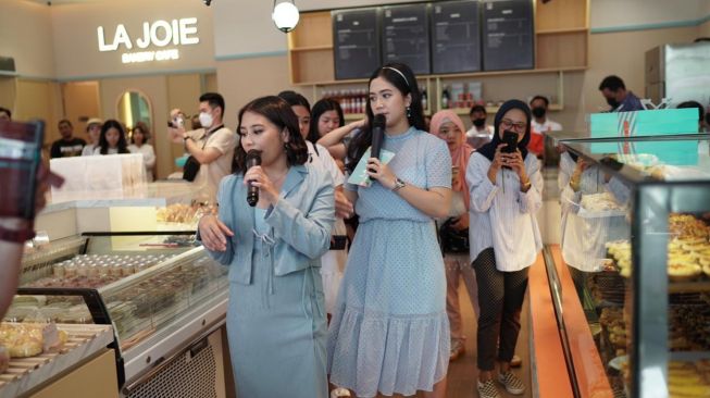 Prilly Latuconsina memperkenalkan salah satu roti dan kue yang dijual di kafe barunya, La Joie yang diresmikan pada 18 Maret 2023 di Ruko Plaza 5 Blok C7 Pondok Indah, Jakarta Selatan. [Tim manajemen Prilly Latuconsina]