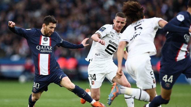 Penyerang Paris Saint-Germain asal Argentina Lionel Messi (kiri) berebut bola dengan gelandang Rennes asal Prancis, Benjamin Bourigeaud (kedua dari kiri) selama pertandingan pekan ke-28 Ligue 1 Prancis 2022-2023 antara PSG vs Rennais FC di The Parc des Princes Stadion di Paris pada 19 Maret 2023.Anne-Christine POUJOULAT / AFP.