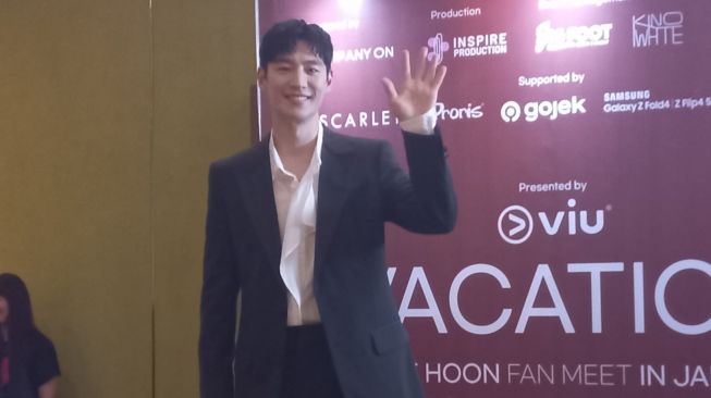 Bikin Histeris, Lee Je Hoon Pamer Otot Perut Saat Fan Meeting