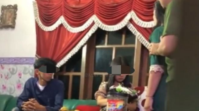 Viral Orang Tua Tangisi Anak Gadisnya Karena Selingkuh, Padahal Sudah Tunangan