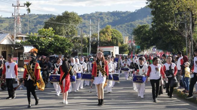 Jelang Peresmian PYCH, Anak-Anak Muda Papua Gelar Karnaval Tema Budaya Indonesia