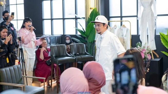 Ajak Indra Bekti sebagai Model, Desainer Surin Perkenalkan Baju Lebaran Bertema Bunga Sakura