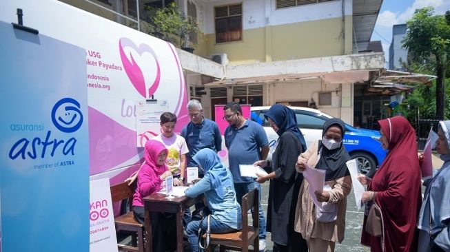 Warga Kampung Berseri Asuransi Astra Pela Mampang, Jakarta Selatan antusias melakukan pemeriksaan USG payudara secara gratis yang diselenggarakan oleh Asuransi Astra bersama Lovepink [Asuransi Astra].