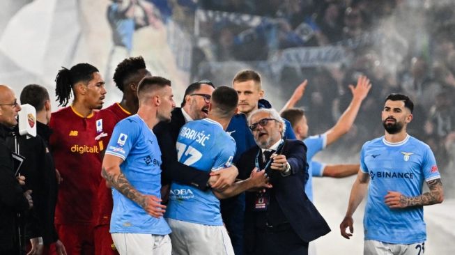 Pemain bentrok di akhir pertandingan pekan ke-27 Liga Italia Serie A 2022-2023 antara Lazio vs AS Roma pada 19 Maret 2023 di stadion Olimpiade di Roma.Alberto PIZZOLI / AFP