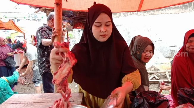 Tradisi Mambantai Sambut Bulan Ramadhan di Padang, Warga Ramai-ramai Berburu Daging Segar