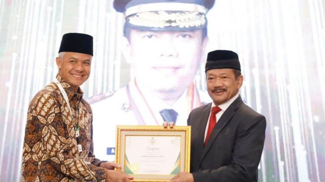 Ganjar Pranowo Terima Penghargaan sebagai Gubernur Pendukung Utama Pengelolaan Zakat di Indonesia