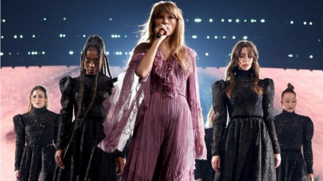 Taylor Swift Gelar Konser The Eras Tour, Ini 5 Outfitnya yang Paling Kece