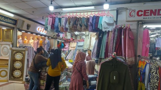 Jelang Ramadhan, Pedagang Tanah Abang Mengeluh Pembeli Mukena Turun Drastis