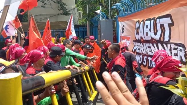 Demo Buruh Memanas, Massa Tendang Dan Goyang-goyangkan Pagar Kemnaker!