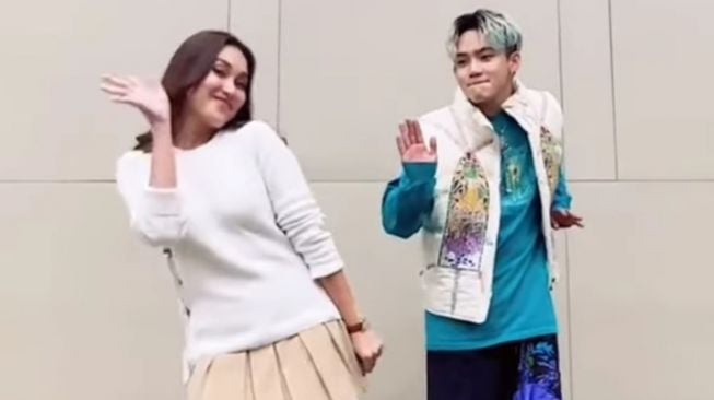 Bikin Kaget Lagi, Ayu Ting Ting dan Hyunsuk TREASURE Buat 'HELLO' Challenge