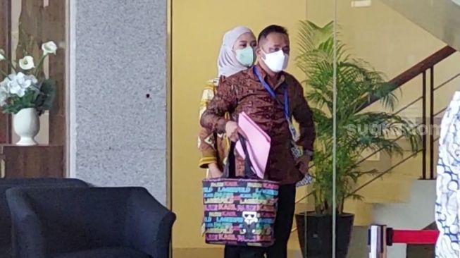 Kepala Badan Pertanahan Jakarta Timur (BPN Jaktim) Sudarman Harjasaputra dan istrinya Vidya Piscarista diperiksa KPK, Selasa (21/3/2023). (Suara.com/Yaumal)