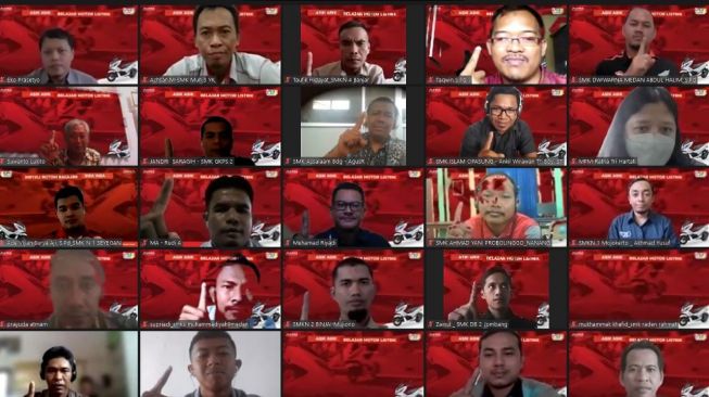 Guru SMK mitra binaan AHM mengikuti webinar Astra Honda Talknology dengan tema Asik-Asik Belajar Motor Listrik yang digelar pada 21 Maret 2023 [PT AHM].