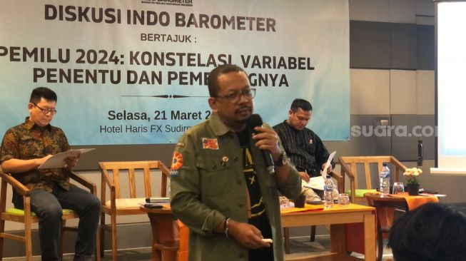Direktur Eksekutif Indo Barometer M Qodari dalam acara diskusi bertajuk Pemilu 2024: Konstelasi Variabel Penentu dan Pemenangnya di FX Senayan, Jakarta Selatan, Selasa (21/3/2023). (Suara.com/Dea)