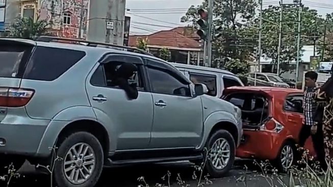 3 Mobil Tabrakan Beruntun di Jalan Sudirman Palembang, Macet Lalin Viral