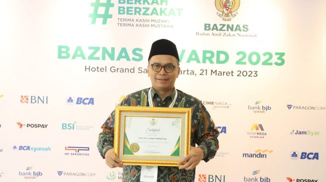 Berhasil Kelola Zakat untuk Sejahterakan Ummat, Prof. Dr. Imam Taufiq terima Baznas Award 2023