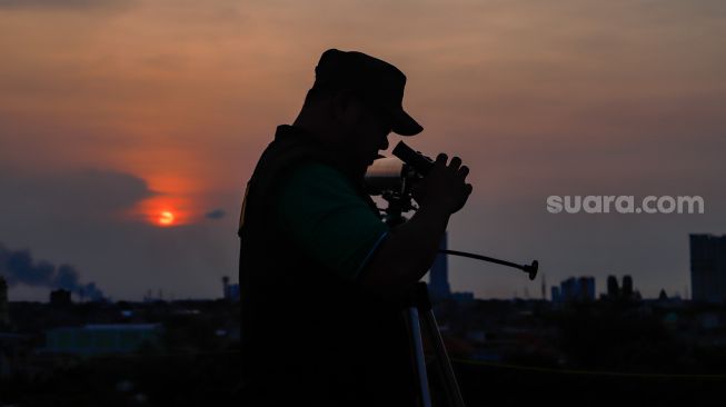 Petugas melakukan pemantauan hilal awal Ramadhan 1444 Hijriah di Masjid Al Musyariin, Jakarta Barat, Rabu (22/3/2023). [Suara.com/Alfian Winanto]