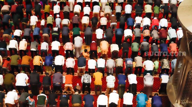 Umat Islam melaksanakan ibadah shalat Tarawih di Masjid Istiqlal, Jakarta Pusat, Rabu (22/3/2023). [Suara.com/Alfian Winanto]