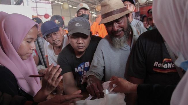 Harga Bahan Pokok Naik Jelang Ramadhan, Relawan Sandi Uno Gelar Bazar Sembako Murah di Bekasi