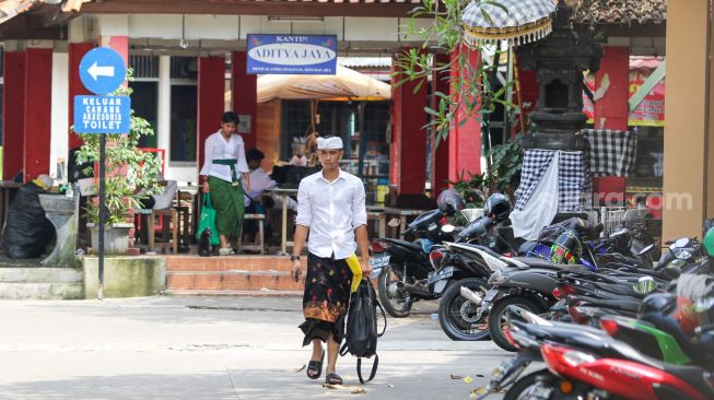 Suasana saat perayaan Hari Raya Nyepi Tahun Baru Saka 1945 di Pura Aditya Jaya, Rawamangun, Jakarta Timur, Rabu (22/3/2023). [Suara.com/Alfian Winanto]