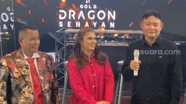 Hotman Paris dan Jessica Bennet, penyanyi yang melantunkan lagu "Hotman Paris" karya Gito Huang dalam jumpa pers di Jakarta pada Jumat (17/3/2023). [Adiyoga Priyambodo/Suara.com]