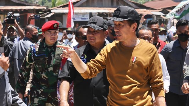 Bestie Banget! Momen Jokowi dan Prabowo Pakai Topi Kembar di Pasar Youtefa Papua